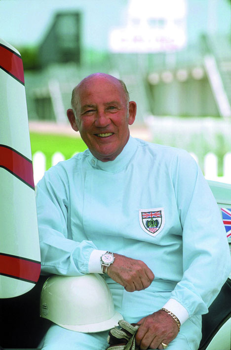 Sir Stirling Moss, racerlegenden der trykker speederen i bund og uden tøven stadig kan finde idealkurven.